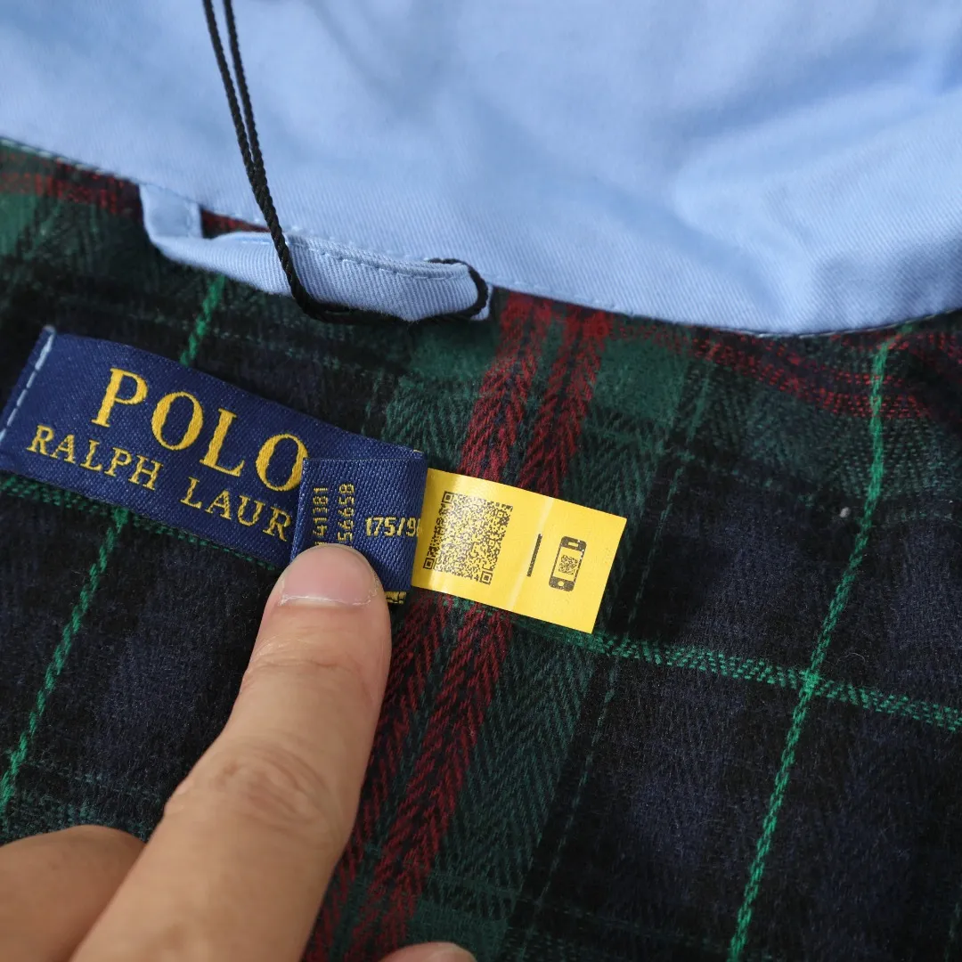 P350 #R23 Ralph Lauren polo white lily contract men's and women's old money style old cadre stand collar workwear Harrington jacket item number RL12020 The fabric has a double-layer shin feel and is full of weight! It's not as heavy as a regular jacket, and the ordinary cotton material feels really different. This one is super comfortable, soft and stylish, and has a green plaid interior that has a retro movie fashion feel! The fit is loose but not baggy. The size is just right and not too picky. The dropped shoulder design modifies the shoulder shape without making it look bulky. This silhouette is a style that will never go out of style after being worn for a long time. The upper body is also very durable and recognizable. The loose and reasonable fit can be worn by both men and women, making it easy to create a clean and refreshing youthful look. The embroidery on the chest is all German Oman embroidery fiber with original data. The embroidery process is very particular about using Japanese Tajima machines to ensure exquisite three-dimensional embroidery. That is what I said is different from the ones on the market. The workmanship is loose and can be used by boys and girls!! Color: Black Khaki Navy Blue Army Green Light Blue Size: M L XL XXL Length: 68/70/72/74 Bust: 122/126/130/134 Shoulder width: 53/54/55/56 Sleeve length: 65/66/67/68